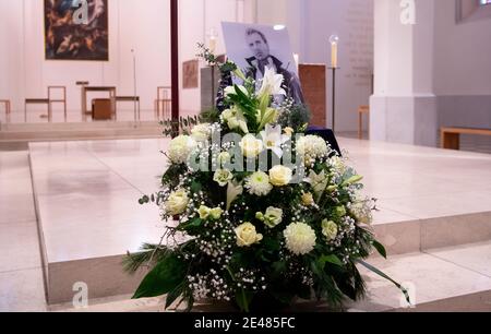 22. Januar 2021, Bayern, Rosenheim: Blumen und ein Bild von Siegfried Fischbacher stehen vor dem Beginn der Trauerfeier für den verstorbenen Zauberer in der Nikolaikirche. Der weltberühmte Zauberer, der mit seinem langjährigen Partner Roy Horn als 'Siegfried & Roy' mit weißen Tigern Schaugeschichte schrieb, war am 13.01.201 im Alter von 81 Jahren in Las Vegas an Krebs gestorben. Foto: Sven Hoppe/dpa Stockfoto