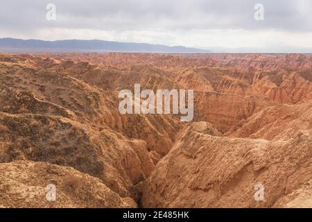 Schroffe Badlands Landschaft und Gelände des Charyn Canyon National Park in der Provinz Almaty in Kasachstan. Stockfoto