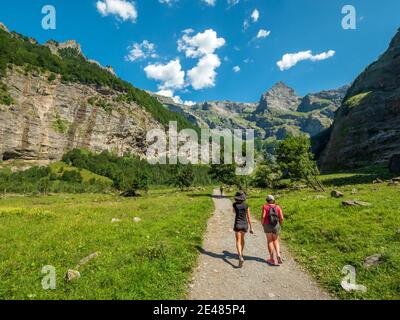 Cirque von Sixt-Fer-a-Cheval (Französische Alpen, Zentral-Ost-Frankreich), im oberen Giffre-Tal. Wanderung im Sommer im cirque von Sixt-Fer-a-Cheval. Zwei Stockfoto