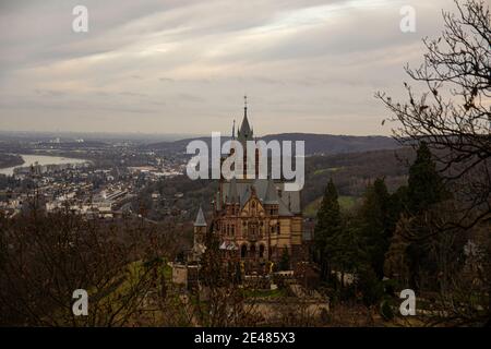 Schloss Drachenburg mit Blick auf den Rhein Stockfoto