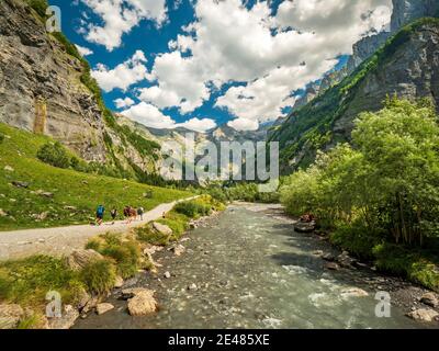 Cirque von Sixt-Fer-a-Cheval (Französische Alpen, Zentral-Ost-Frankreich), im oberen Giffre-Tal. Wanderung im Sommer im cirque von Sixt-Fer-a-Cheval. Grou Stockfoto