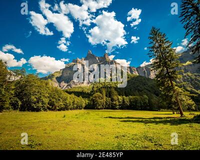 Cirque von Sixt-Fer-a-Cheval (Französische Alpen, Zentral-Ost-Frankreich), im oberen Giffre-Tal. Wanderung im Sommer im cirque von Sixt-Fer-a-Cheval Stockfoto
