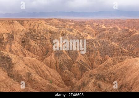 Schroffe Badlands Landschaft und Gelände des Charyn Canyon National Park in der Provinz Almaty in Kasachstan. Stockfoto