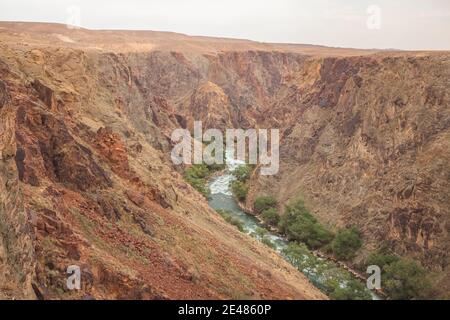 Der Fluss Sharyn durch den Nationalpark Charyn Canyon in der Provinz Almaty in Kasachstan. Stockfoto