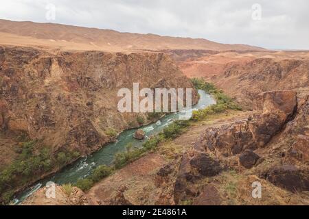 Der Fluss Sharyn durch den Nationalpark Charyn Canyon in der Provinz Almaty in Kasachstan. Stockfoto