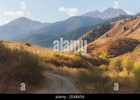 Eine unbefestigte Straße im Kolsai Lakes National Park, gelegen am Nordhang des Tian Shan Gebirges im Südosten Kasachstans. Stockfoto