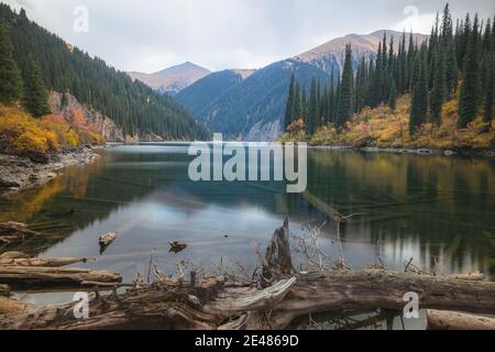 Mittelkolsai See im Kolsai Seen Nationalpark, am Nordhang des Tian Shan Gebirges im Südosten Kasachstans gelegen. Stockfoto