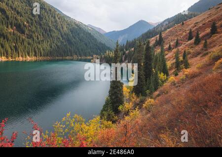 Lower Kolsai Lake im Kolsai Lakes National Park, am Nordhang des Tian Shan Gebirges im Südosten Kasachstans gelegen. Stockfoto