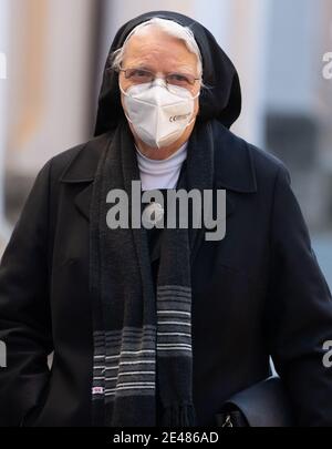 Rosenheim, Deutschland. Januar 2021. Dolore Fischbacher, Schwester von Siegfried Fischbacher, nimmt an der Beerdigung des verstorbenen Zauberers in der Nikolaikirche Teil. Der weltberühmte Zauberer, der mit seinem langjährigen Partner Roy Horn als 'Siegfried & Roy' mit weißen Tigern Schaugeschichte schrieb, war am 13.01.201 im Alter von 81 Jahren in Las Vegas an Krebs gestorben. Quelle: Sven Hoppe/dpa/Alamy Live News Stockfoto