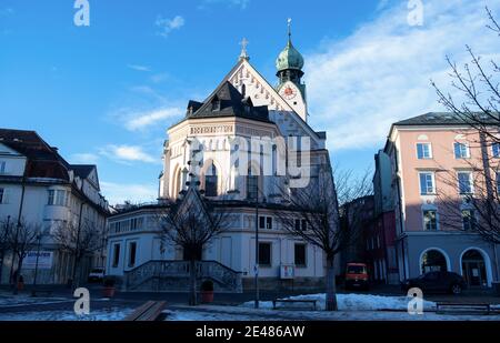 Rosenheim, Deutschland. Januar 2021. Die Kirche des Heiligen Nikolaus im Stadtzentrum. In der Kirche findet der Trauergottesdienst für den verstorbenen Zauberer Siegfried Fischbacher statt. Der weltberühmte Zauberer, der mit seinem langjährigen Partner Roy Horn als 'Siegfried & Roy' mit weißen Tigern Schaugeschichte schrieb, war am 13.01.201 im Alter von 81 Jahren in Las Vegas an Krebs gestorben. Quelle: Sven Hoppe/dpa/Alamy Live News Stockfoto