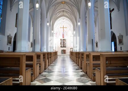 Rosenheim, Deutschland. Januar 2021. Die Kirche des Heiligen Nikolaus im Stadtzentrum. In der Kirche findet der Trauergottesdienst für den verstorbenen Zauberer Siegfried Fischbacher statt. Der weltberühmte Zauberer, der mit seinem langjährigen Partner Roy Horn als 'Siegfried & Roy' mit weißen Tigern Schaugeschichte schrieb, war am 13.01.201 im Alter von 81 Jahren in Las Vegas an Krebs gestorben. Quelle: Sven Hoppe/dpa/Alamy Live News Stockfoto