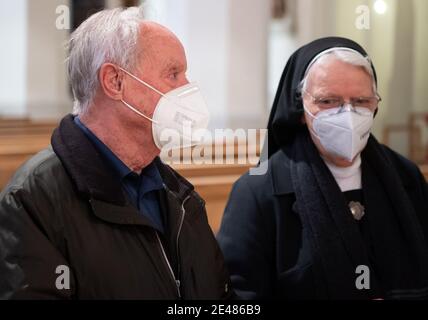 Rosenheim, Deutschland. Januar 2021. Marinus und Dolore Fischbacher, Bruder und Schwester von Siegfried Fischbacher, besuchen den Trauerdienst für den verstorbenen Zauberer in der Nikolaikirche. Der weltberühmte Zauberer, der mit seinem langjährigen Partner Roy Horn als 'Siegfried & Roy' mit weißen Tigern Schaugeschichte schrieb, war am 13.01.201 im Alter von 81 Jahren in Las Vegas an Krebs gestorben. Quelle: Sven Hoppe/dpa/Alamy Live News Stockfoto