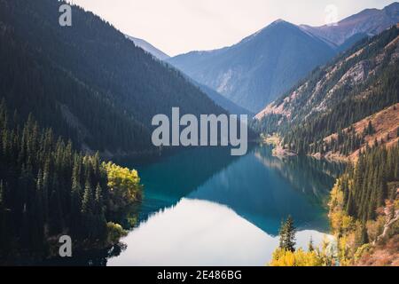 Lower Kolsai Lake im Kolsai Lakes National Park, am Nordhang des Tian Shan Gebirges im Südosten Kasachstans gelegen. Stockfoto