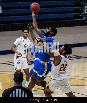 Januar 21 2021 Berkeley, CA U.S.A. UCLA Bruins Forward Cody Riley (2) fährt während des NCAA Männer Basketballspiels zwischen UCLA Bruins und den California Golden Bears 61-57 Sieg im Hass Pavilion Berkeley Calif. Thurman James / CSM in den Korb Stockfoto