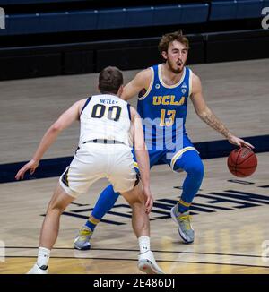 Januar 21 2021 Berkeley, CA USA UCLA Bruins Wache Jake Kyman (13) bringt den Ball auf Platz während der NCAA Männer Basketball Spiel zwischen UCLA Bruins und den California Golden Bears 61-57 Sieg im Hass Pavilion Berkeley Calif. Thurman James / CSM Stockfoto