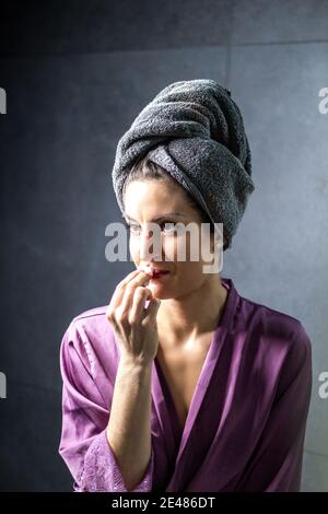 Frau in der Dusche kümmert sich um sich selbst. Stockfoto