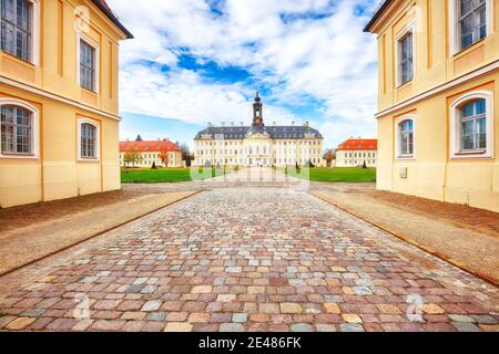 Malerischer Herbstblick auf die Jagdburg Hubertusburg (Ausstellung Karl Hans Janke). Standort: Wermsdorf, Sachsen, Deutschland, Europa. Stockfoto