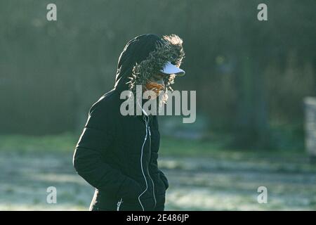 WIMBLEDON LONDON, GROSSBRITANNIEN 22. JANUAR 2021. Ein Mann trotzt den kalten eiskalten Koniditonen am frühen Morgen zu Fuß durch Wimbledon Common als Temperaturen sinken auf unter Null. Kredit: amer ghazzal/Alamy Live Nachrichten Stockfoto