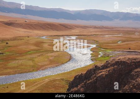 Weitläufige Landschaft des Assy Plateau, ein großes Bergtal und Sommerweide mit Pferden und Fluss, 100km von Almaty, Kasachstan. Stockfoto