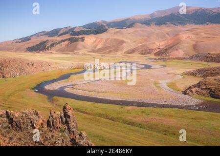 Weitläufige Landschaft des Assy Plateau, ein großes Bergtal und Sommerweide mit Pferden und Fluss, 100km von Almaty, Kasachstan. Stockfoto