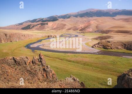 Weitläufige Landschaft des Assy Plateau, ein großes Bergtal und Sommerweide mit Pferden und Fluss, 100km von Almaty, Kasachstan. Stockfoto