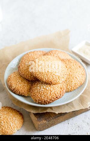 Cookies mit Sesamsamen auf grauem Betongrund. Gesunder Snack mit Sesam/ Stockfoto