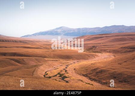 Weitläufige Landschaft des Assy Plateau, ein großes Bergtal und Sommerweide von Hirten 100km von Almaty, Kasachstan genutzt. Stockfoto