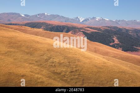 Weitläufige Landschaft des Assy Plateau, ein großes Bergtal und Sommerweide von Hirten 100km von Almaty, Kasachstan genutzt. Stockfoto