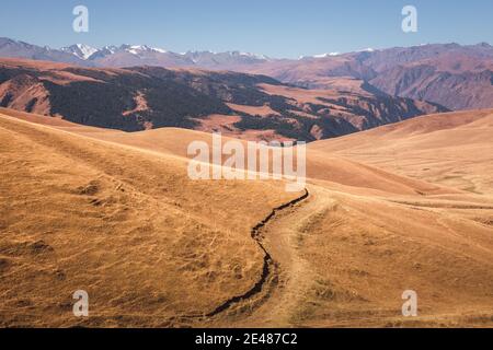 Weitläufige Landschaft des Assy Plateau, ein großes Bergtal und Sommerweide von Hirten 100km von Almaty, Kasachstan genutzt. Stockfoto