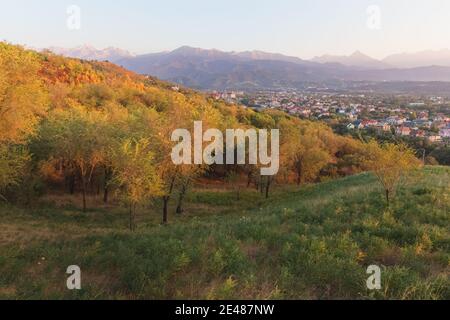 Berg- und Stadtblick mit Autuman-Farben aus dem Kok Tobe Park in Almaty, Kasachstan. Stockfoto