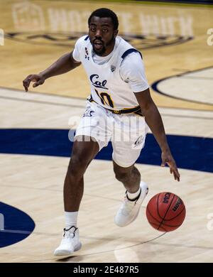 Januar 21 2021 Berkeley, CA U.S.A. der kalifornische Wachmann Makale Foreman (10) bringt den Ball auf den Platz während des NCAA Männer Basketballspiels zwischen UCLA Bruins und den California Golden Bears 57-61 verloren im Hass Pavilion Berkeley Calif. Thurman James / CSM Stockfoto