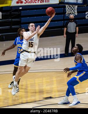 Januar 21 2021 Berkeley, CA U.S.A. California Forward Grant Anticevich (15) fährt während des NCAA Männer Basketballspiels zwischen UCLA Bruins und den California Golden Bears 57-61 verloren im Hass Pavilion Berkeley Calif. Thurman James / CSM in den Korb Stockfoto