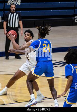 Januar 21 2021 Berkeley, CA U.S.A. Kalifornien-Stürmer Andre Kelly (22) fährt zum Reifen während des NCAA Männer Basketballspiels zwischen UCLA Bruins und den California Golden Bears 57-61 verloren im Hass Pavilion Berkeley Calif. Thurman James / CSM Stockfoto