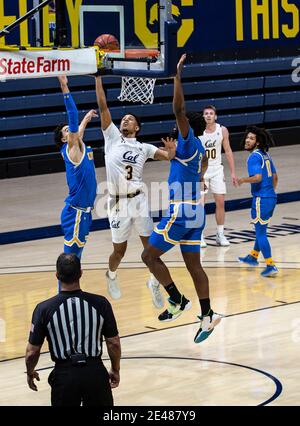 Januar 21 2021 Berkeley, CA U.S.A. der kalifornische Wachmann Jarred Hyder (3) fährt während des NCAA Männer Basketballspiels zwischen UCLA Bruins und den California Golden Bears 57-61 verloren im Hass Pavilion Berkeley Calif. Thurman James / CSM in den Korb Stockfoto