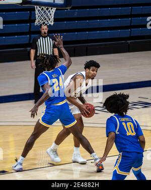 Januar 21 2021 Berkeley, CA U.S.A. Kalifornien-Stürmer Andre Kelly (22) fährt zum Reifen während des NCAA Männer Basketballspiels zwischen UCLA Bruins und den California Golden Bears 57-61 verloren im Hass Pavilion Berkeley Calif. Thurman James / CSM Stockfoto