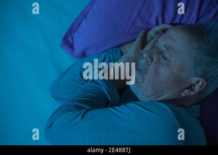 Senior Mann schlafen im Tiefschlaf im Bett, Gesundheitskonzept Stockfoto