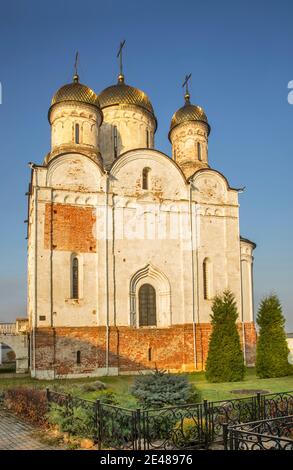 Geburtskathedrale Selige Jungfrau bei der Geburt von Theotokos und St. Therapont Luzhetsky Kloster in Moschajsk. Russland Stockfoto