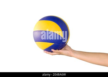 Hand der jungen Frau hält den Volleyball isoliert auf weißem Hintergrund. Stockfoto