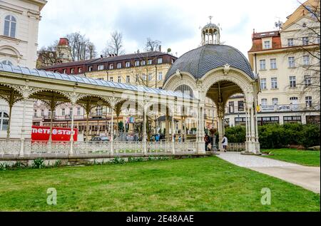 8 apr 2017: Karlovy Vary, Tschechische republik. Kolonnade mit bewölktem Himmel. Stockfoto