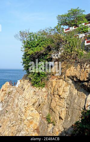 Cliff Diver, ein Clavadista, Tauchen von den Klippen in La Quebrada, Acapulco, Guerrero State, Mexiko - 11. Januar 2011 Stockfoto