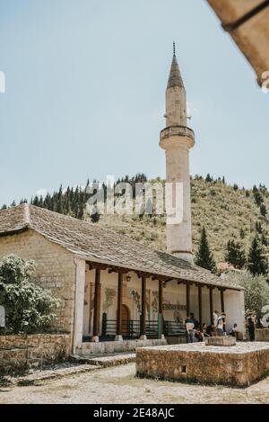 STOLAC, BOSNIEN UND HERZEGOWINA - 23. Jul 2019: Moschee in Stolac, ein schöner Nationalschatz in Bosnien und Herzegowina. Stockfoto