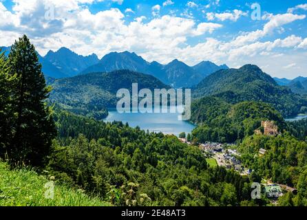 Blick auf Alpsee und Schloss Ludwig II Hohenschwangau, blauer Himmel, alpenberge bei Neuschwanstein. Füssen, Bayern, Bayern, Deutschland. Stockfoto