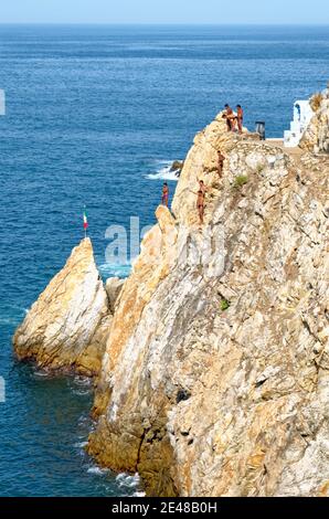 Cliff Diver, ein Clavadista, Tauchen von den Klippen in La Quebrada, Acapulco, Guerrero State, Mexiko - 11. Januar 2011 Stockfoto