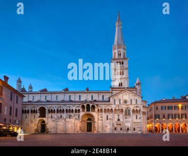 Modena, Italien. Blick auf die Kathedrale mit Ghirlandina Turm auf der Piazza Grande in der Abenddämmerung Stockfoto