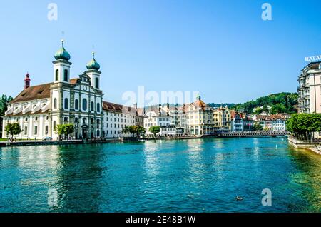 Blick auf die Jesuitenkirche und den Reuss in Luzern. Schweiz. Stockfoto