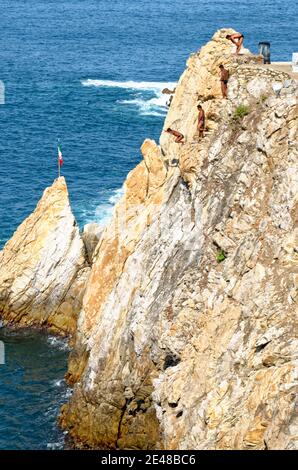 Cliff Diver, ein Clavadista, Tauchen von den Klippen in La Quebrada, Acapulco, Guerrero State, Mexiko - 11. Januar 2011 Stockfoto