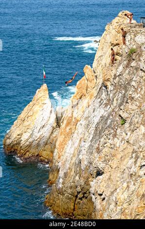 Cliff Diver, ein Clavadista, Tauchen von den Klippen in La Quebrada, Acapulco, Guerrero State, Mexiko - 11. Januar 2011 Stockfoto