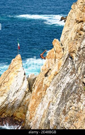 Cliff Diver, ein Clavadista, Tauchen von den Klippen in La Quebrada, Acapulco, Guerrero State, Mexiko - 11. Januar 2011 Stockfoto