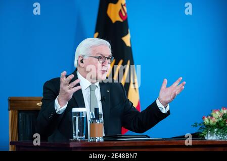 22. Januar 2021, Berlin: Bundespräsident Frank-Walter Steinmeier wird sich in seiner zweiten "Bürgersituation" aus dem Schloss Bellevue erneut per Live-Video mit den sieben Bürgern austauschen, mit denen er im Dezember 2020 erstmals über ihre Situation während der Pandemie sprach. Mit der "Bürgersituation" will der Bundespräsident direkt hören, wo seine Gesprächspartner die Herausforderungen und Probleme dieser Zeit sehen und ihre Ansichten zu den weiteren Entwicklungen im Land erfahren. Darüber hinaus will er wissen, welche Erfahrungen die Teilnehmer im Corona-Alltag haben und w Stockfoto