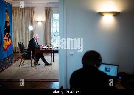 22. Januar 2021, Berlin: Bundespräsident Frank-Walter Steinmeier wird sich in seiner zweiten "Bürgersituation" aus dem Schloss Bellevue erneut per Live-Video mit den sieben Bürgern austauschen, mit denen er im Dezember 2020 erstmals über ihre Situation während der Pandemie sprach. Mit der "Bürgersituation" will der Bundespräsident direkt hören, wo seine Gesprächspartner die Herausforderungen und Probleme dieser Zeit sehen und ihre Ansichten zu den weiteren Entwicklungen im Land erfahren. Darüber hinaus will er wissen, welche Erfahrungen die Teilnehmer im Corona-Alltag haben und w Stockfoto